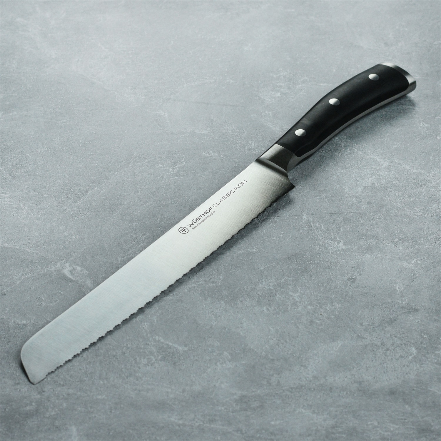 wusthof-classic-ikon-broodmes-met-dubbele-kartel-23cm-1040331123