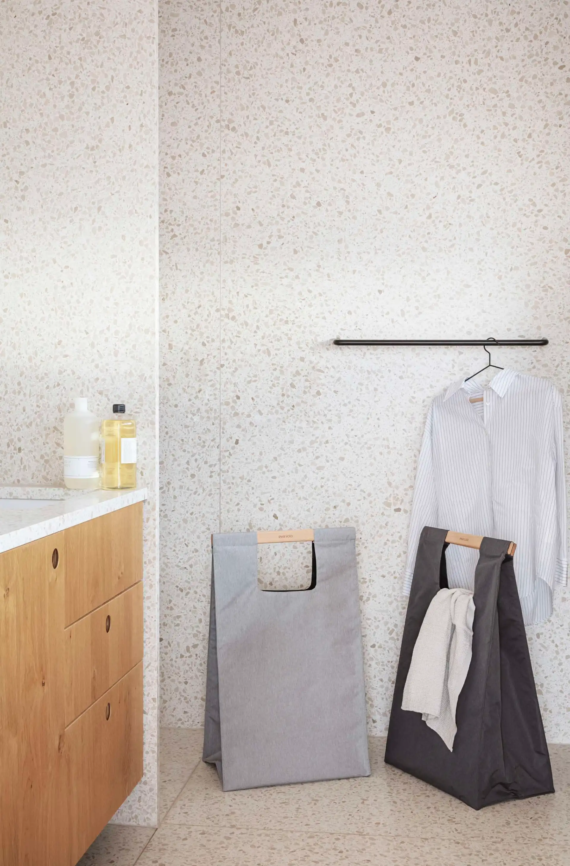 eva-solo-wasmand-met-houten-handvat-75l-lichtgrijs