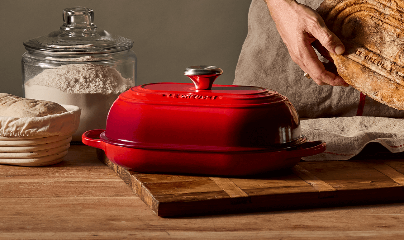 le-creuset-signature-broodpan-ovaal-29cm-kersenrood6.jpg