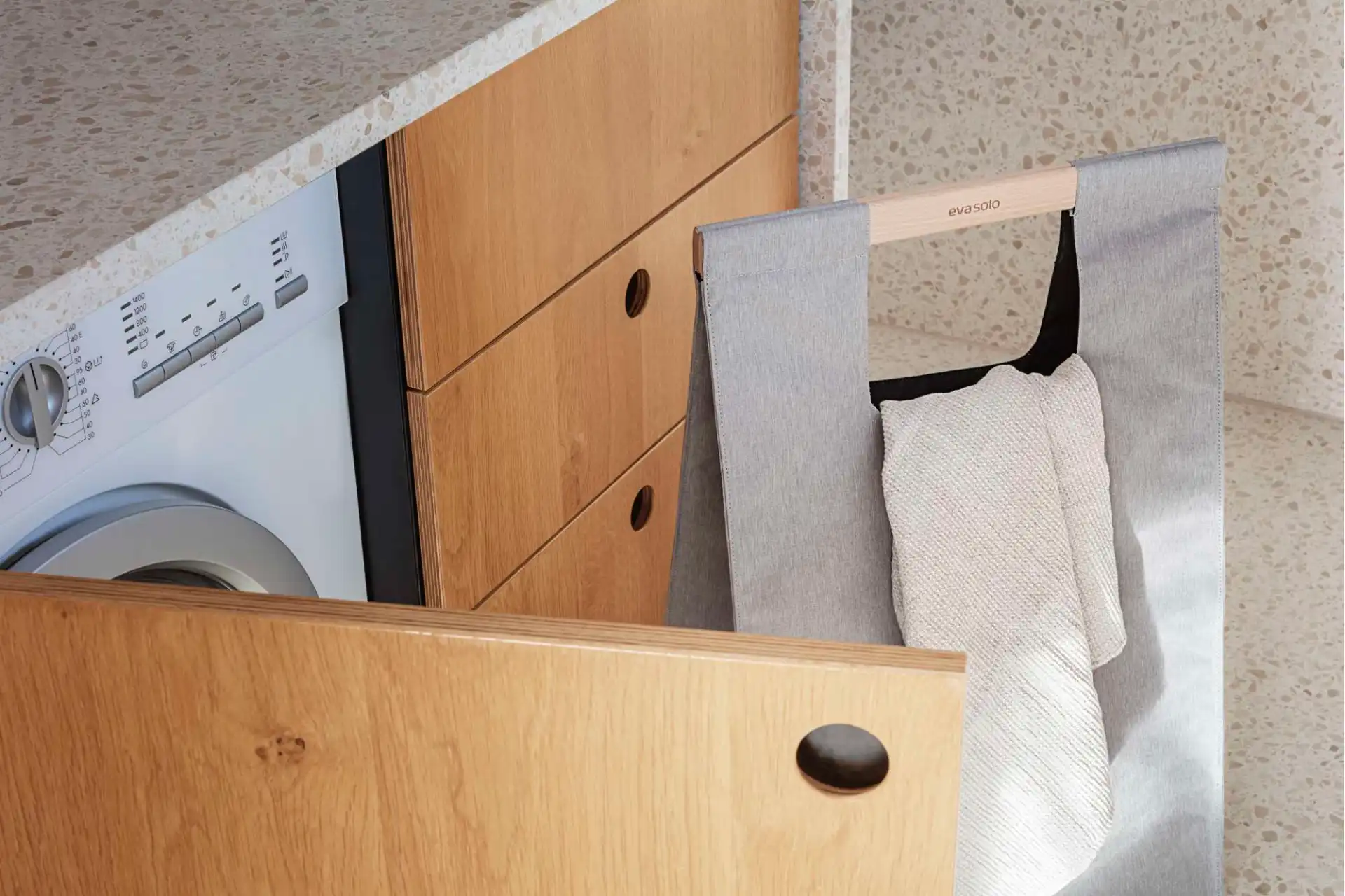 eva-solo-wasmand-met-houten-handvat-75l-lichtgrijs