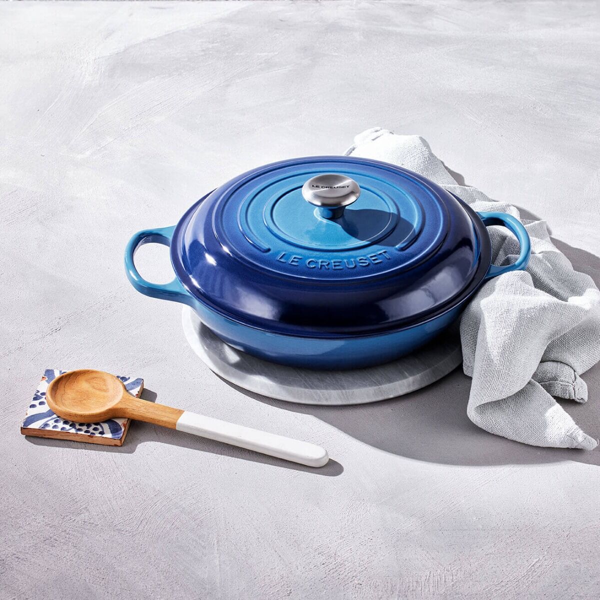 le-creuset-signature-campagnard-braadpan-30cm-azure
