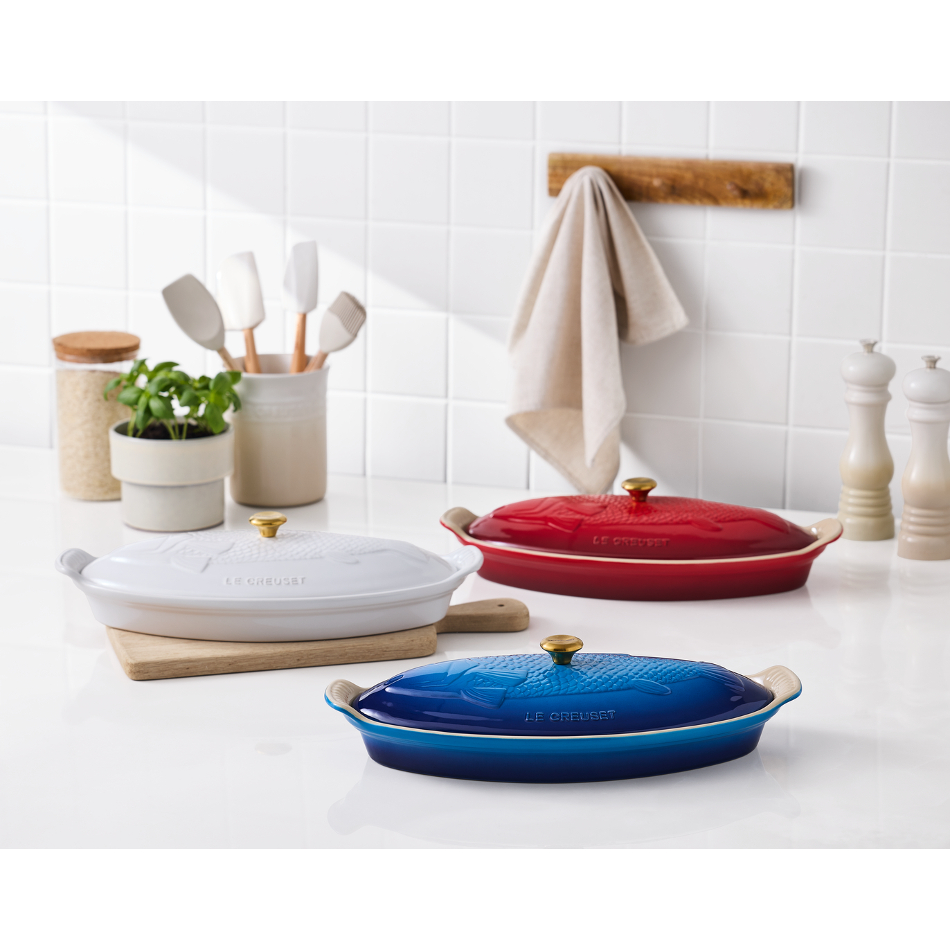 le-creuset-heritage-ovenschaal-met-deksel-vis,-1,6l-azure---sfeer-2