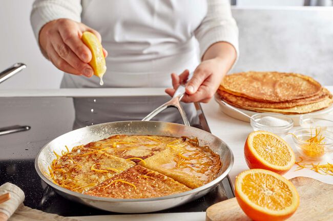 Pannenkoeken bakken in een RVS koekenpan
