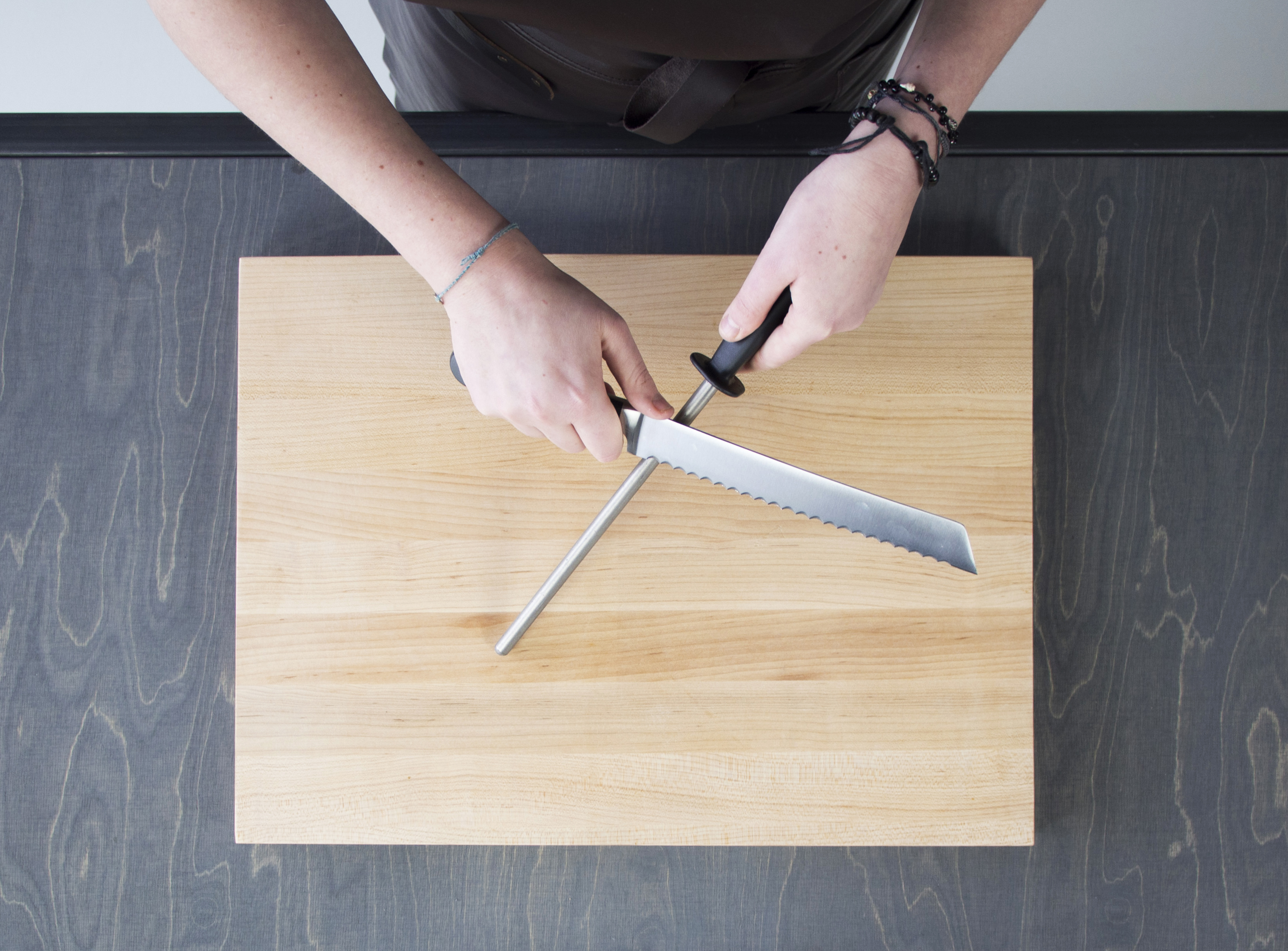 Messen slijpen en aanzetten   kartelmes aanzetten  uitsnede