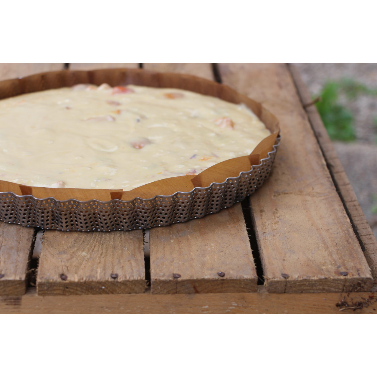 de-buyer-quichevorm-geperforeerd-met-uitneembare-bodem-28cm---sfeer-5.jpg