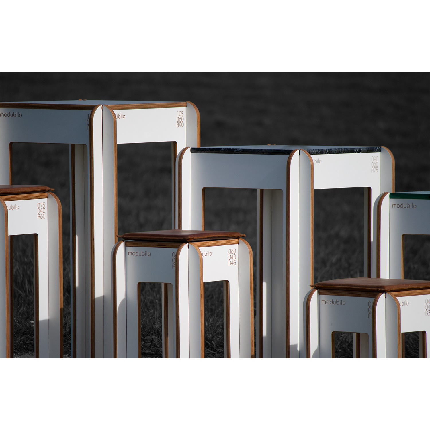 modubilo-statafel-laag-met-confusion-light-polished-natuurstenen-blad-90cm