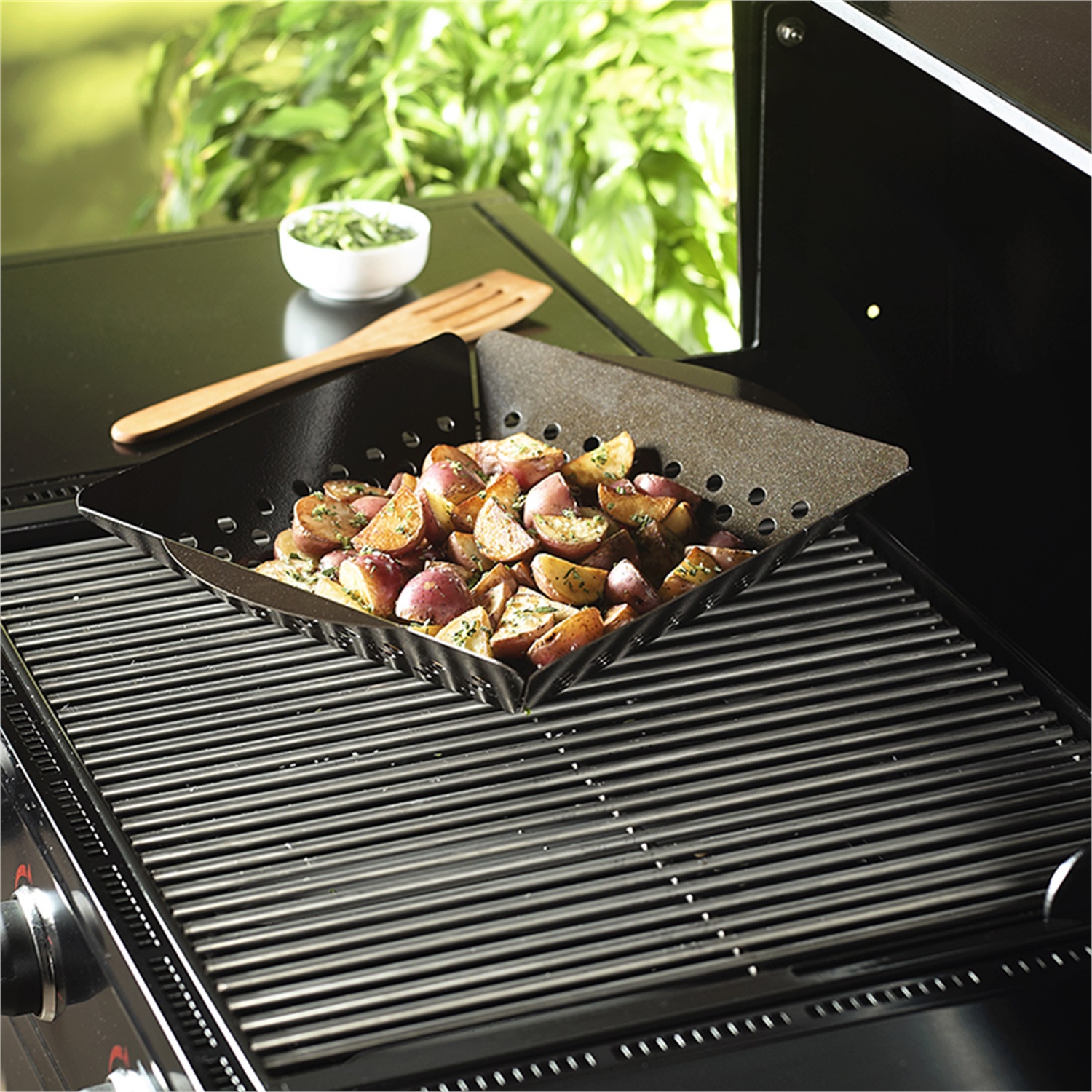 nordic-ware-indooroutdoor-grill-n-shake-woktopper-32x32cm