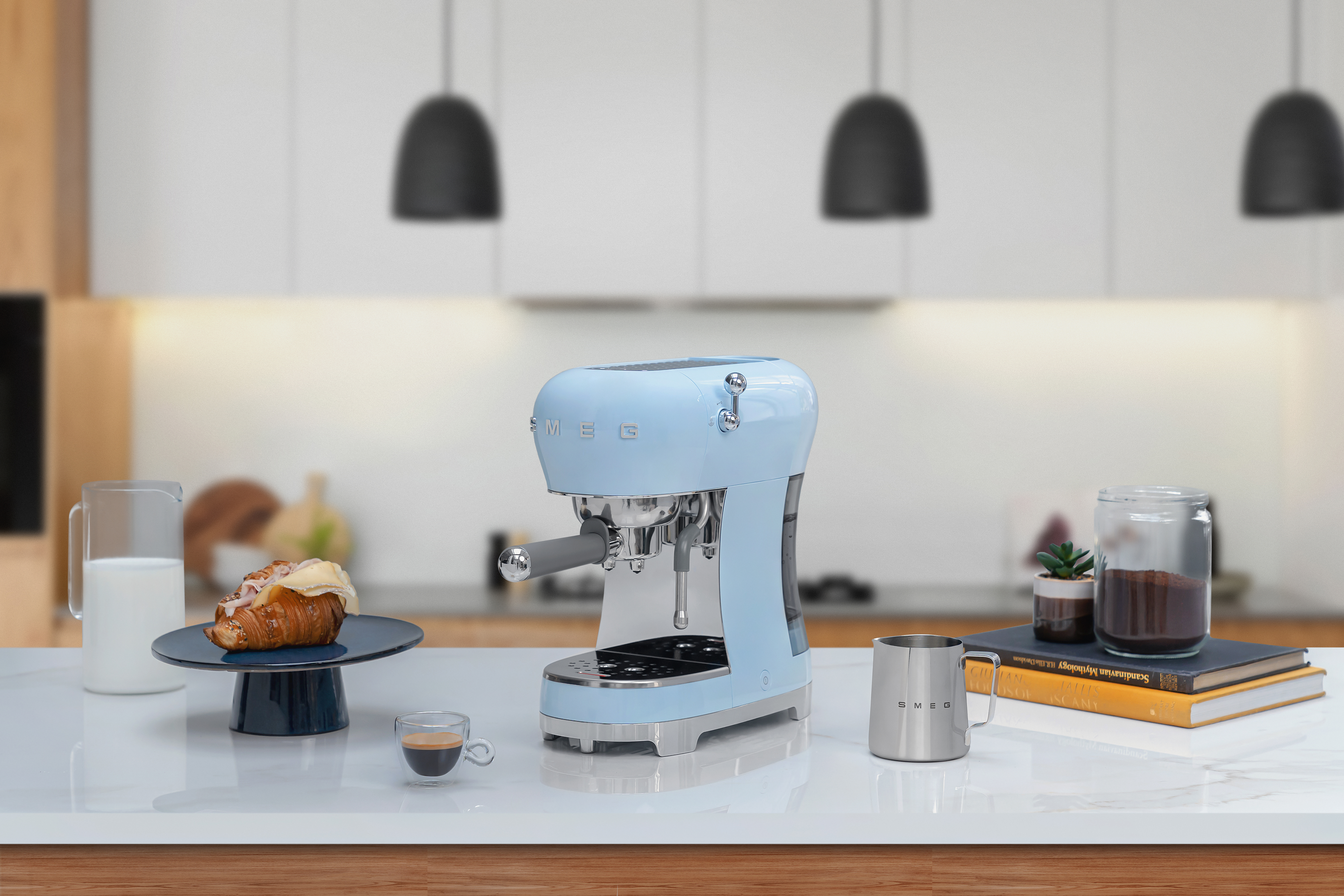 smeg-espressomachine-ecf02pbeu-pastelblauw