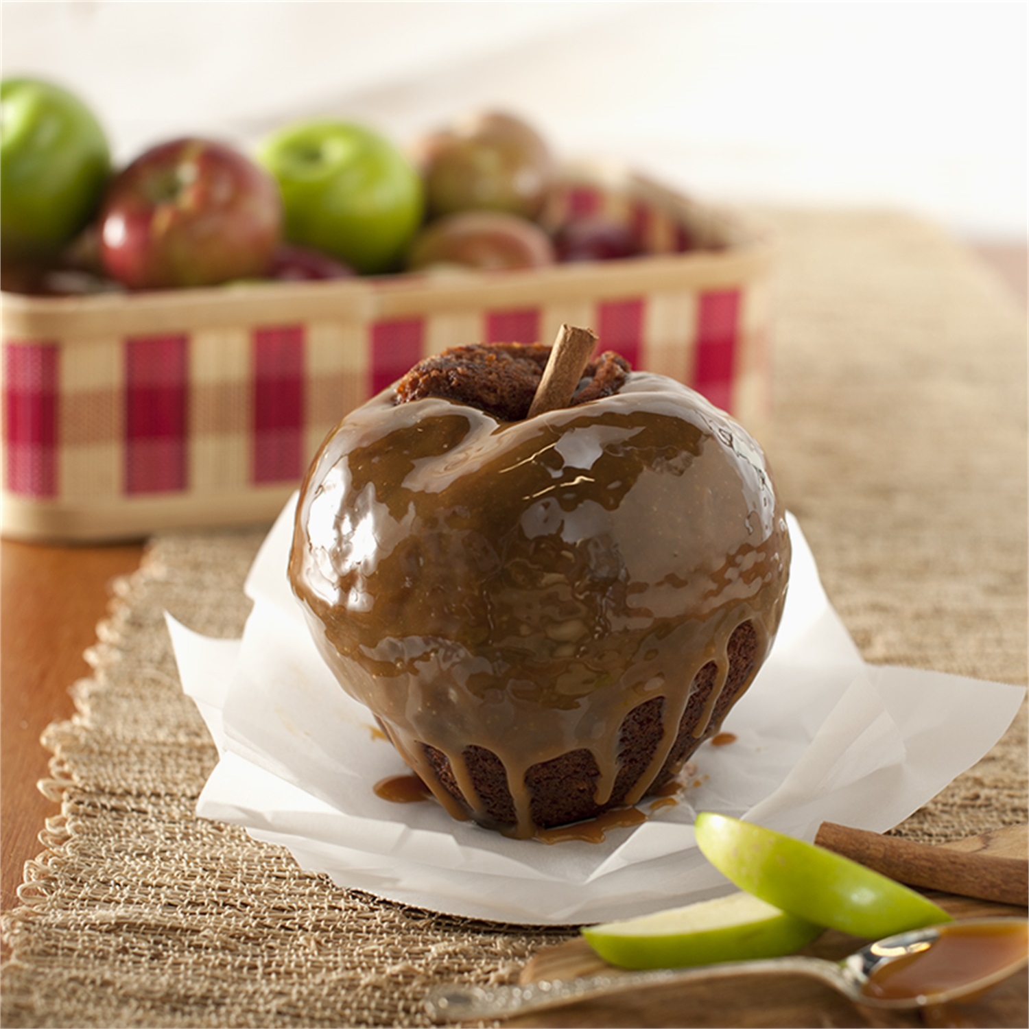 nordic-ware-3d-apple-cake-bakvorm-2-vaks-brons