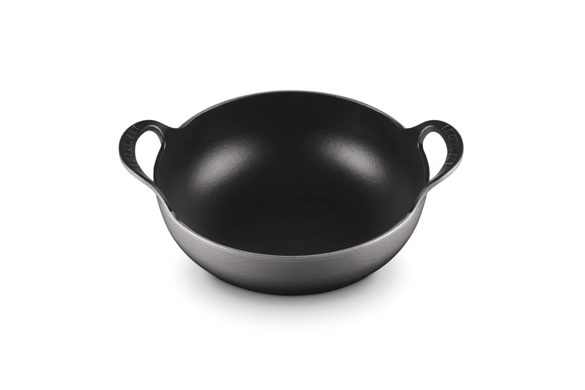 le-creuset-classic-balti-wokpan-24cm-flint3.jpg