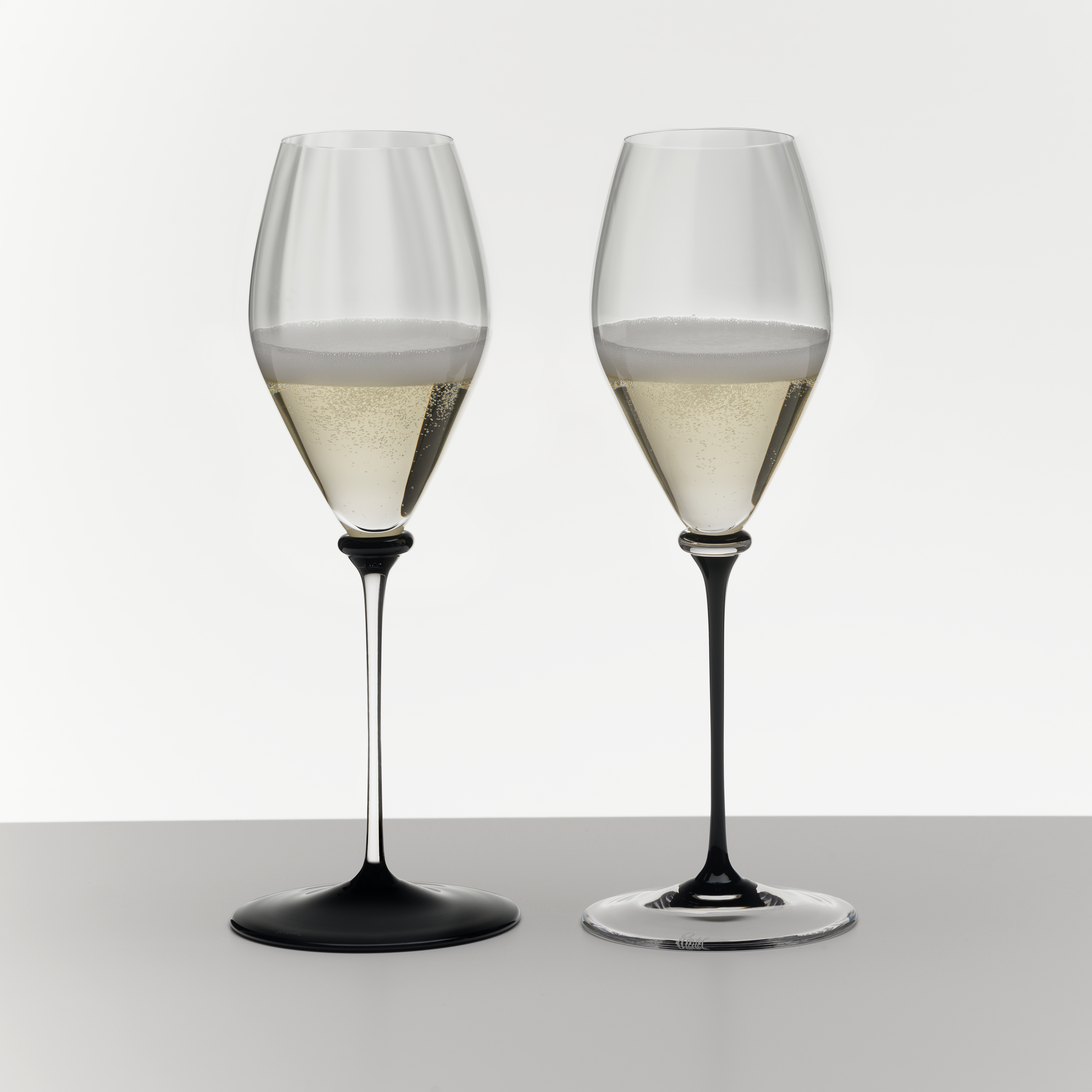 riedel-fatto-mano-performance-mondgeblazen-champagneglas-zwarte-steel