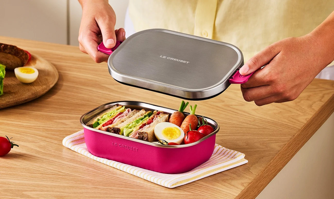 le-creuset-on-the-go-lunchbox-0-9l-berry6.jpg