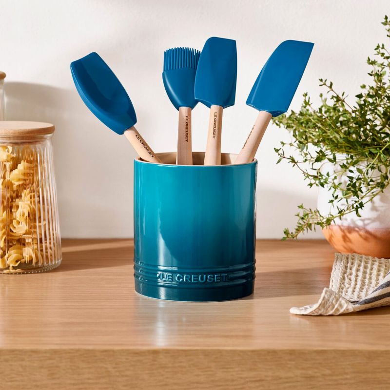 le-creuset-signature-spatelpot-deep-teal-sfeer.jpg