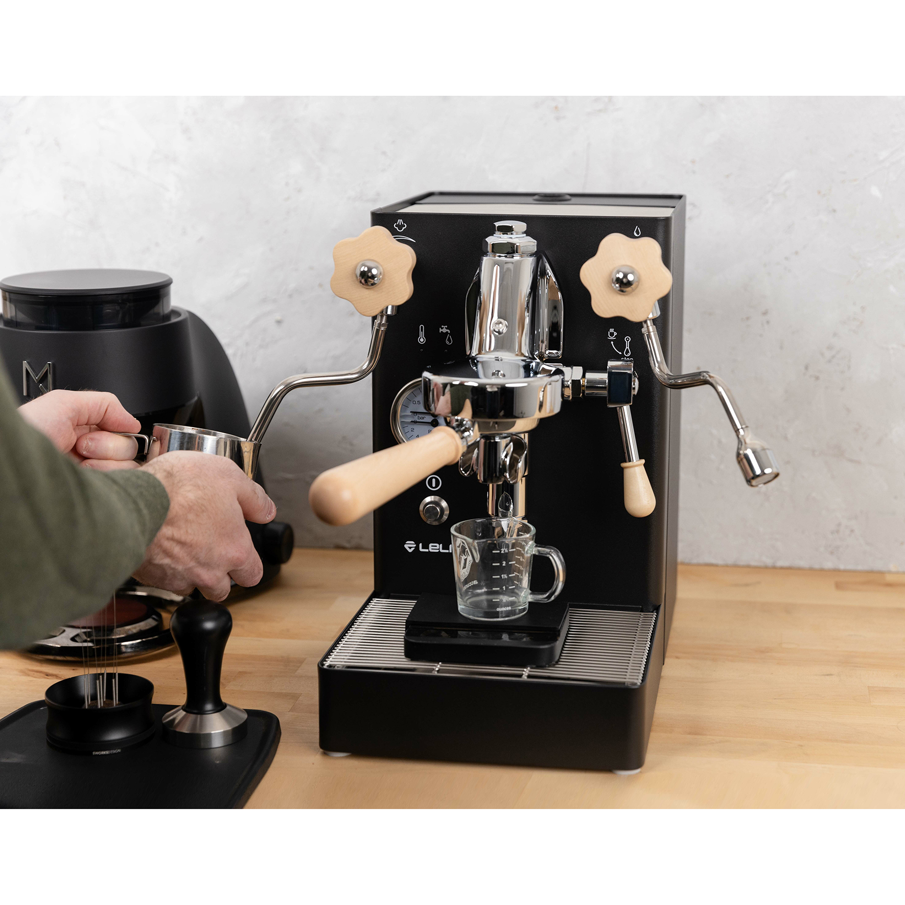 lelit-mara-x-espressomachine,-zwart-sfeer-1