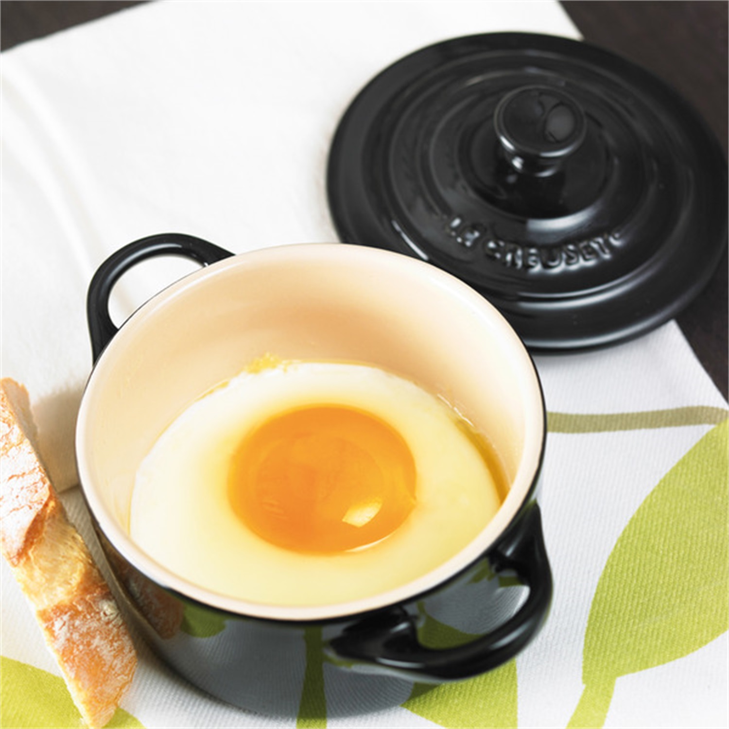 le-creuset-mini-cocotte-met-deksel-10cm-ebbenzwart