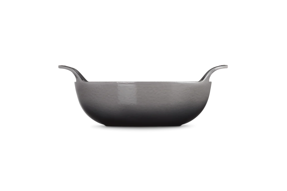 le-creuset-classic-balti-wokpan-24cm-flint4.jpg