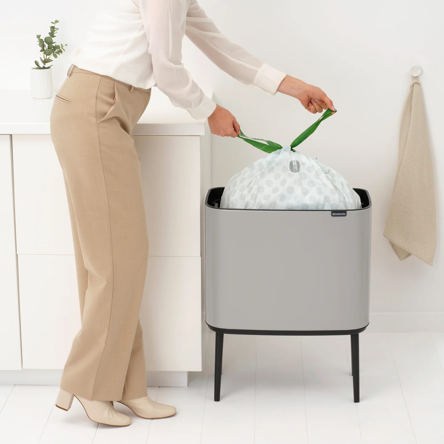 brabantia-bo-touch-bin-hi-afvalemmer-36l-soft-grey8.jpg