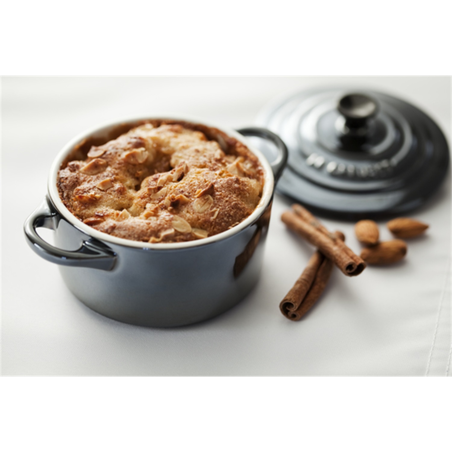 le-creuset-mini-cocotte-met-deksel-10cm-ebbenzwart