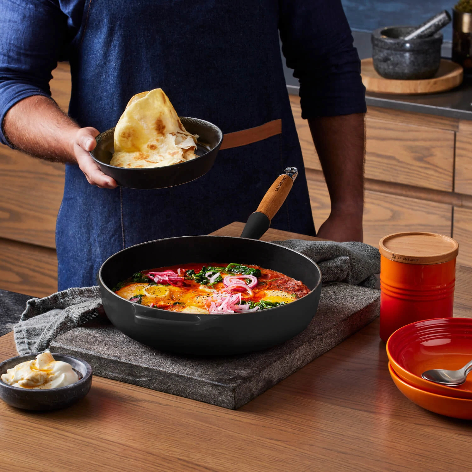 le-creuset-signature-hapjespan-met-houten-steel-28cm-mat-zwart