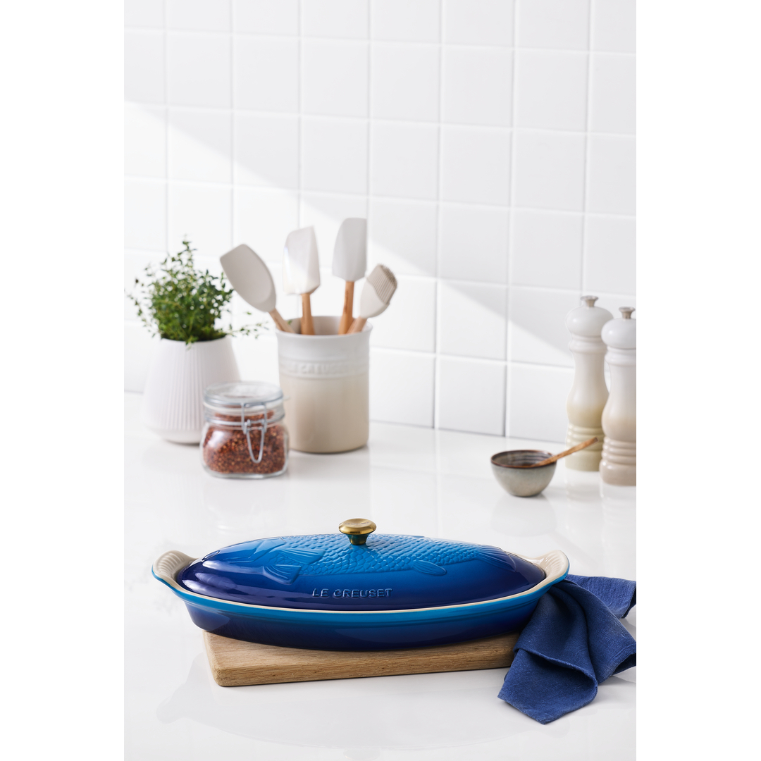 le-creuset-heritage-ovenschaal-met-deksel-vis,-1,6l-azure---sfeer
